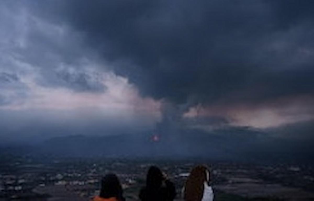 Canarie, eruzione vulcano Cumbre Vieja: lava verso il mare, gas tossici e scosse di terremoto. E' emergenza geologica