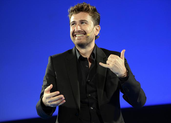 Alessandro Siani chi è, età, dove e quando è nato, vero nome, moglie, figli, vita privata, dove vive, Striscia la Notizia, film, biografia e carriera