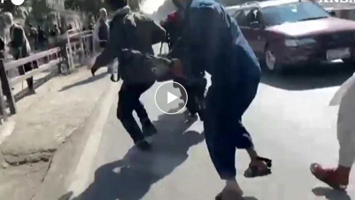 Afghanistan, talebani aggrediscono giornalisti durante una protesta per i diritti delle donne a Kabul