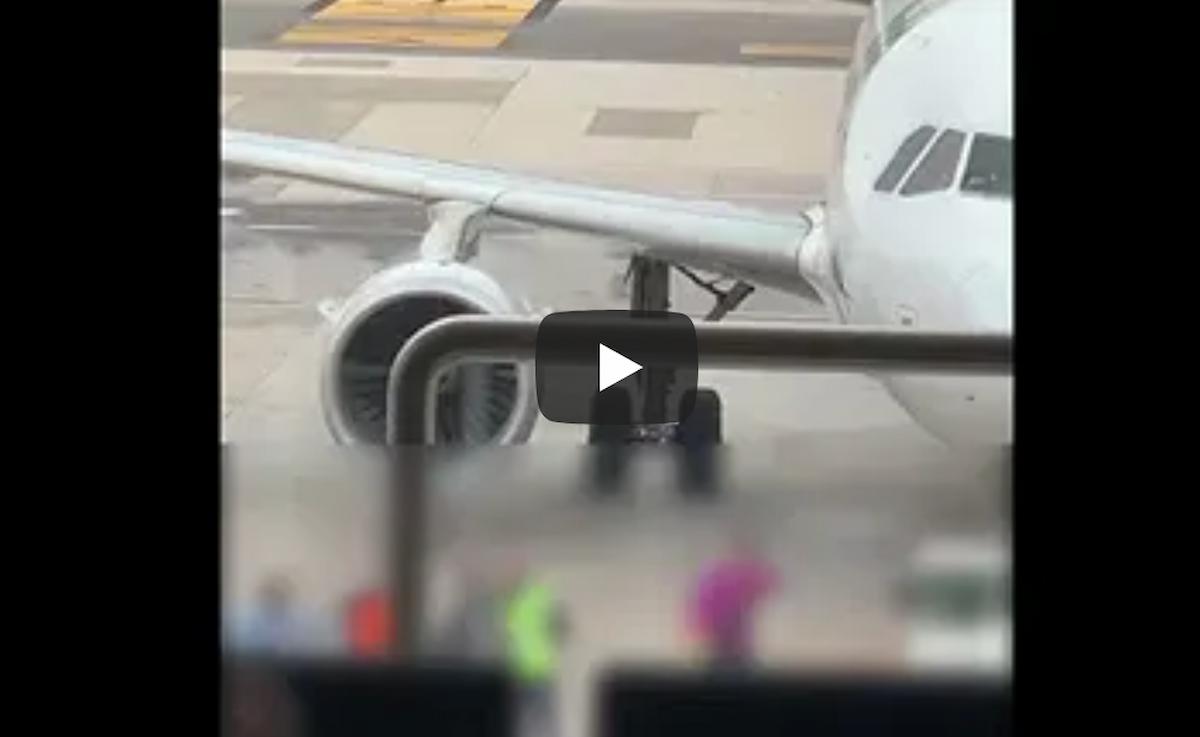 Caos all'aeroporto Capodichino (Napoli): perdono l'imbarco e invadono la pista per raggiungere l'aereo VIDEO