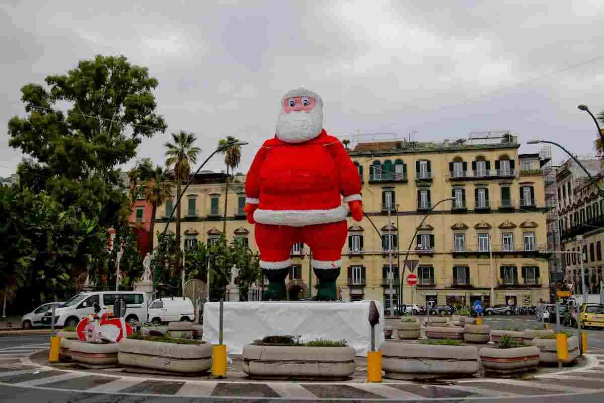 Babbo Natale gigante a piazza Vittoria smontato dopo un giorno: il caso a Napoli FOTO