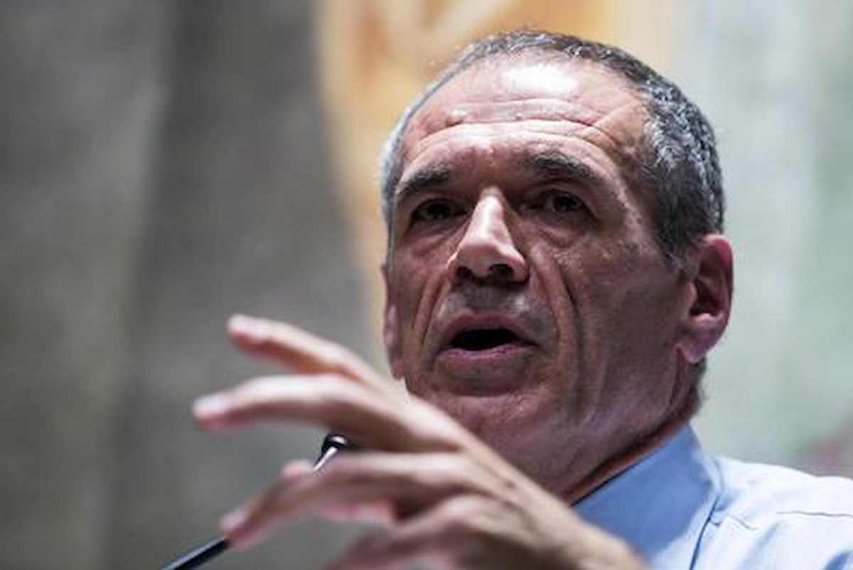 Pensione prima per chi fa figli: perché la proposta di Carlo Cottarelli contro il calo nascite fa discutere