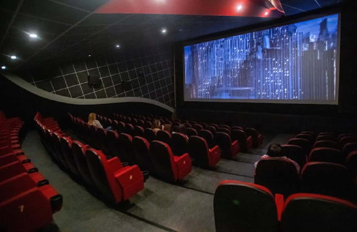 Da lunedì riapre tutto e di più: cinema al completo, stadi quasi (75%), discoteche a metà