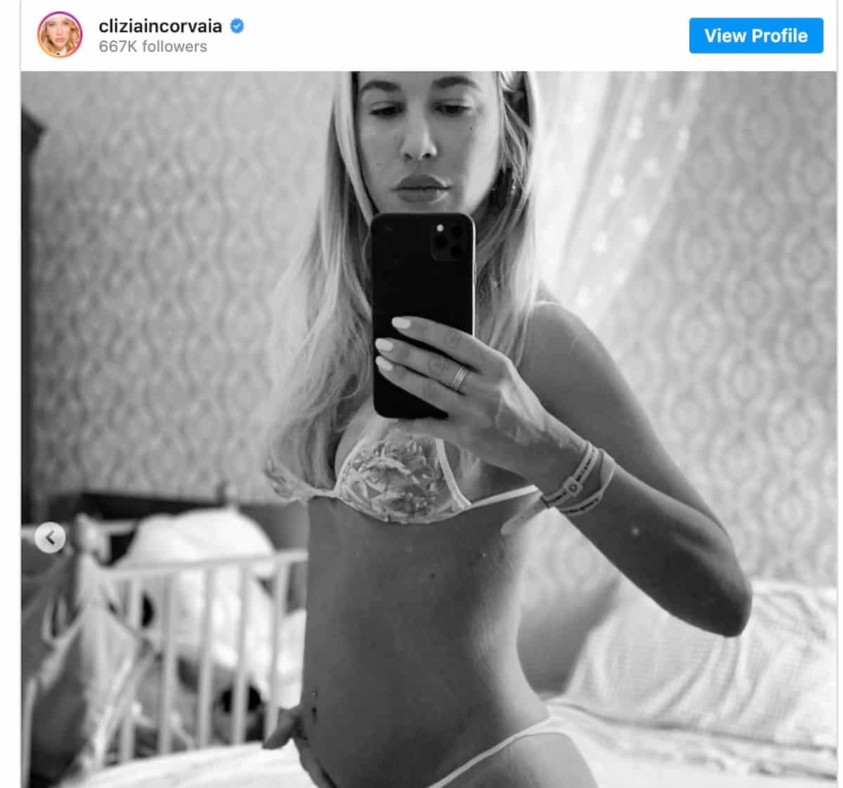 Clizia Incorvaia incinta di Paolo Ciavarro pubblica la foto col pancione su Instagram