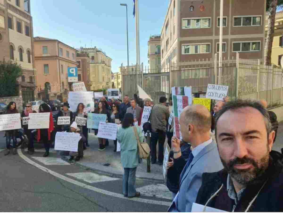 Davide Barillari: il consigliere Lazio no vax chiede asilo politico alla Svezia. Ieri si era barricato in Regione