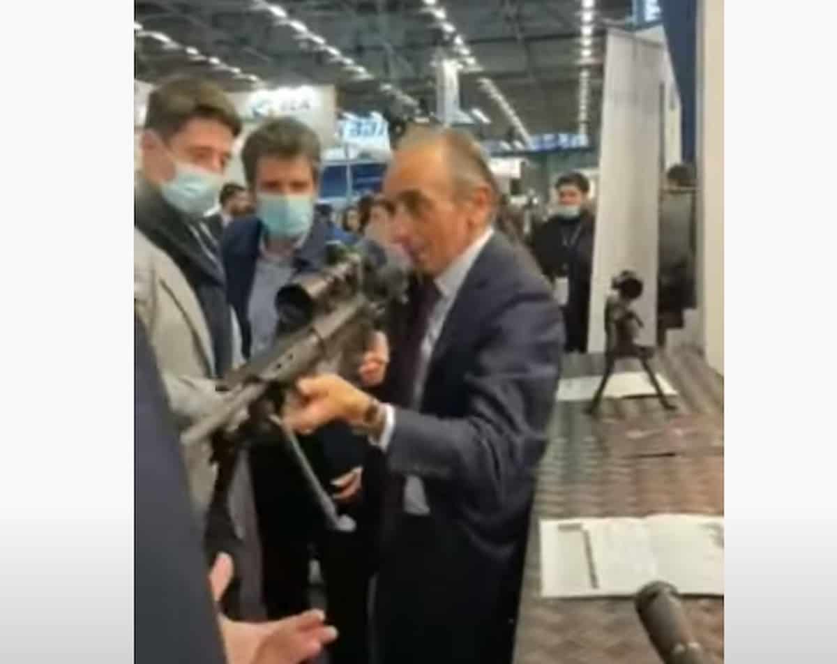 Francia, Eric Zemmour, possibile candidato alle presidenziali, punta un fucile contro i giornalisti VIDEO