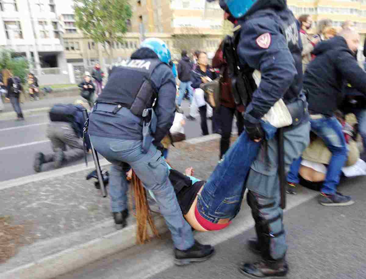 G20 Roma, protesta vicino zona rossa: in 50 bloccano traffico sulla Colombo, sgomberati