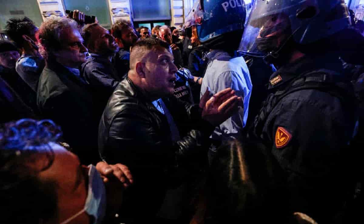 Castellino mancato arresto: Lamorgese non la dice tutta, Meloni non la racconta giusta