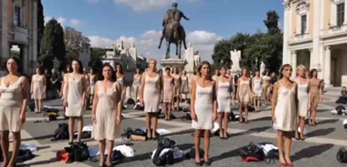 Hostess Alitalia, flashmob in Campidoglio: si spogliano al grido di "noi siamo Alitalia" VIDEO