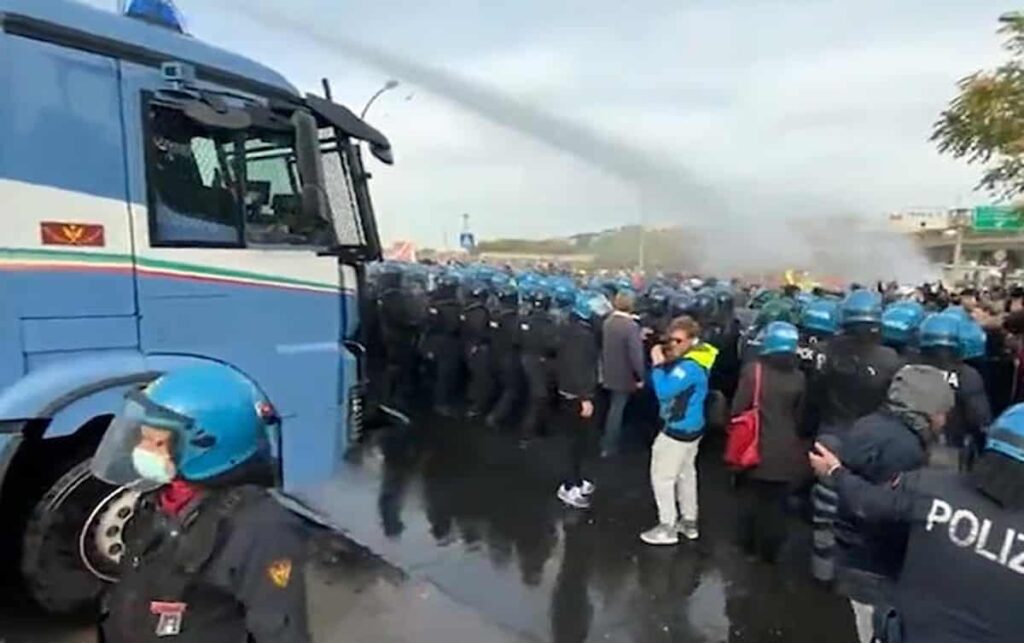 Green Pass, attesi black bloc a Trieste da venerdì: "Vogliono guerriglia urbana con la polizia"