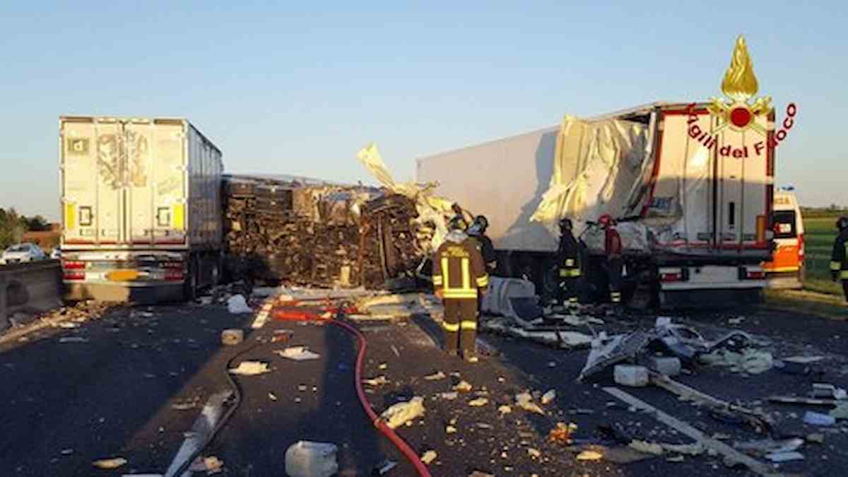 Incidente A14 vicino Bologna: scontro fra 3 Tir, autostrada chiusa e riaperta tra Borgo Panigale e il bivio con l'A13