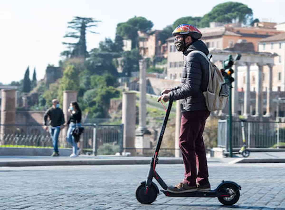 Monopattini: assicurazione Rc, targa, casco, giubbotto catarifrangente. Le misure allo studio