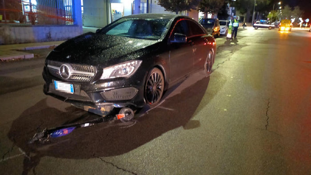 Monopattini pericolosi, se poi ci si va in due... A Lecce due 13enni contro un'auto