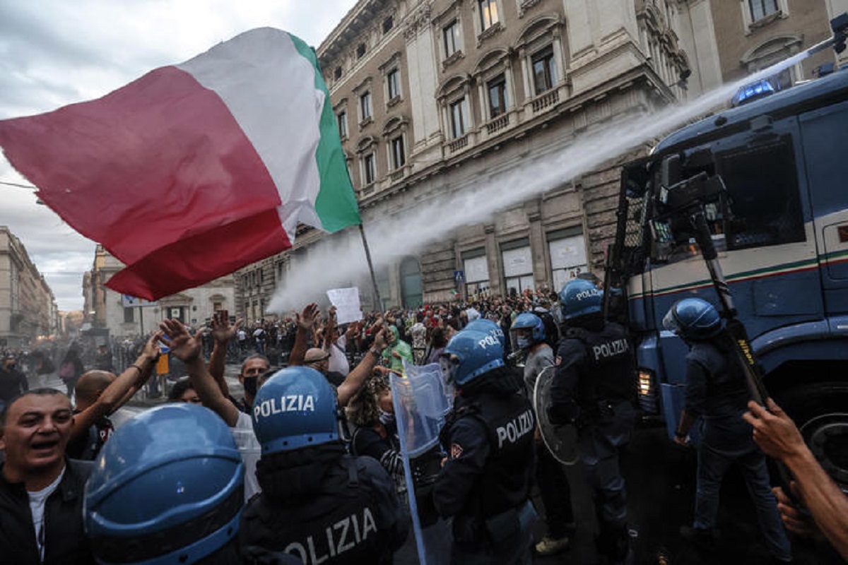 Sospesa poliziotta No Green Pass, ora chiede di punire gli agenti "picchia-manifestanti"