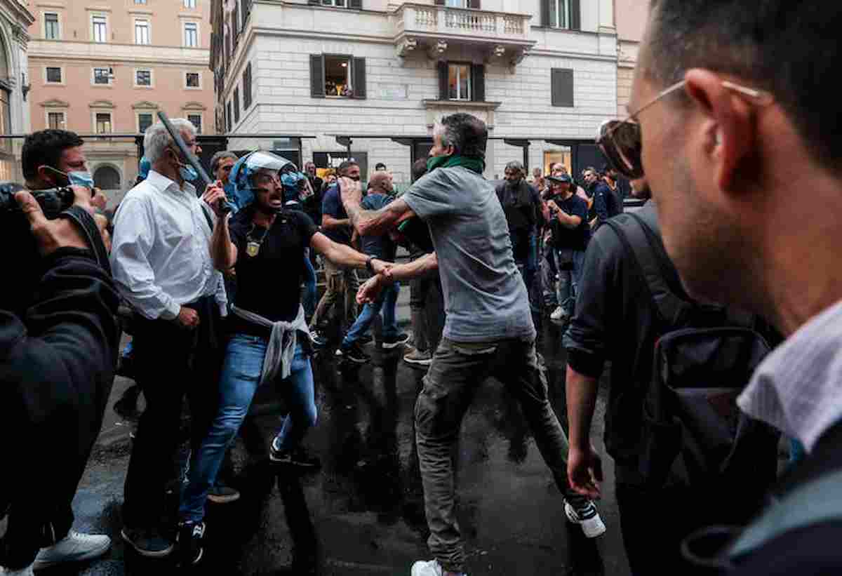 Scontri a Roma: la scritta coi nomi degli arrestati sui muri del Tribunale di Roma