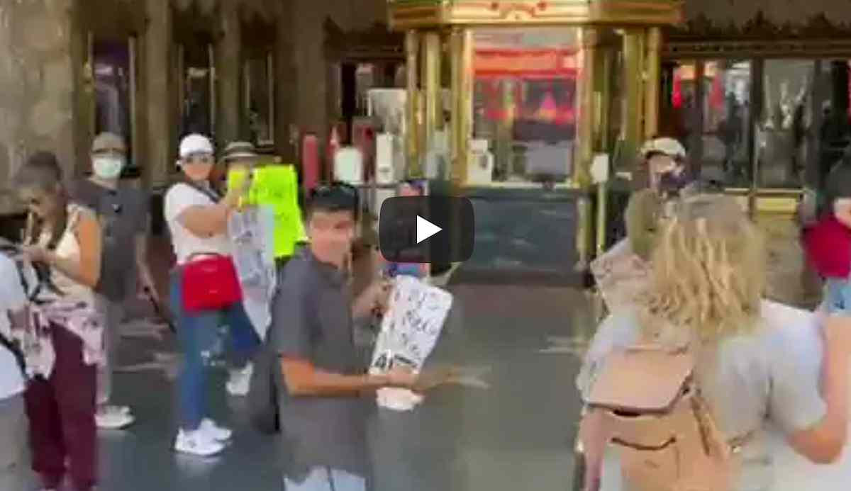 Usa, la epica risposta ai No Vax: "Perché gli homeless non sono morti di Covid?", "Perché siamo vaccinati, idiota"