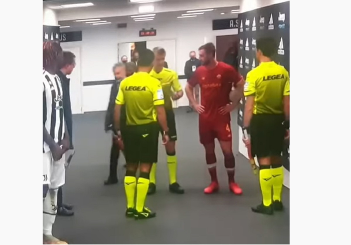 Orsato ai giocatori della Roma: "Rigore? Mai vantaggio. Date la colpa a me perché l'ha sbagliato"