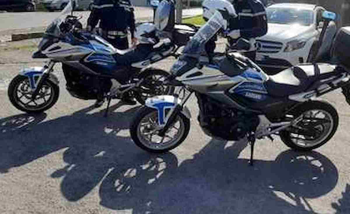 Padova, il vigile Massimo Boscolo muore in un incidente a 34 anni: scortava il team di handbike di Zanardi