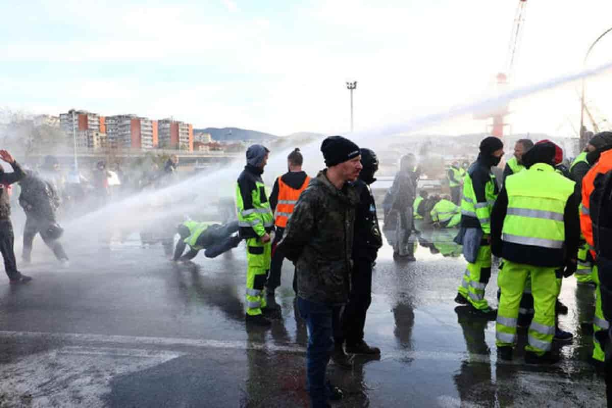 Trieste, si squaglia il porto No Pass l'ultima notte erano in 30. Roma, fascisti di latta: Cgil? Passavo di lì...