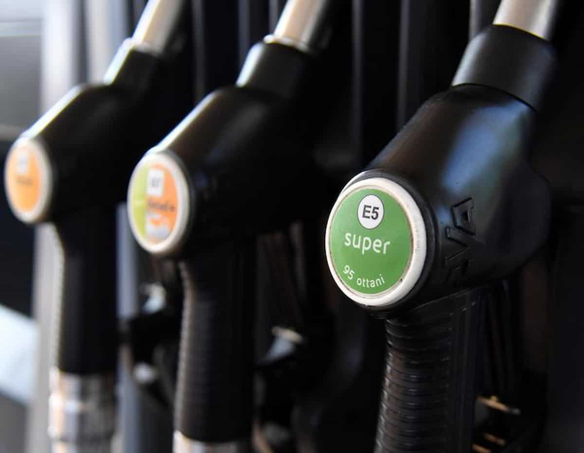 Prezzi carburanti, benzina e diesel: ancora aumenti. Gasolio ai massimi dal 2014