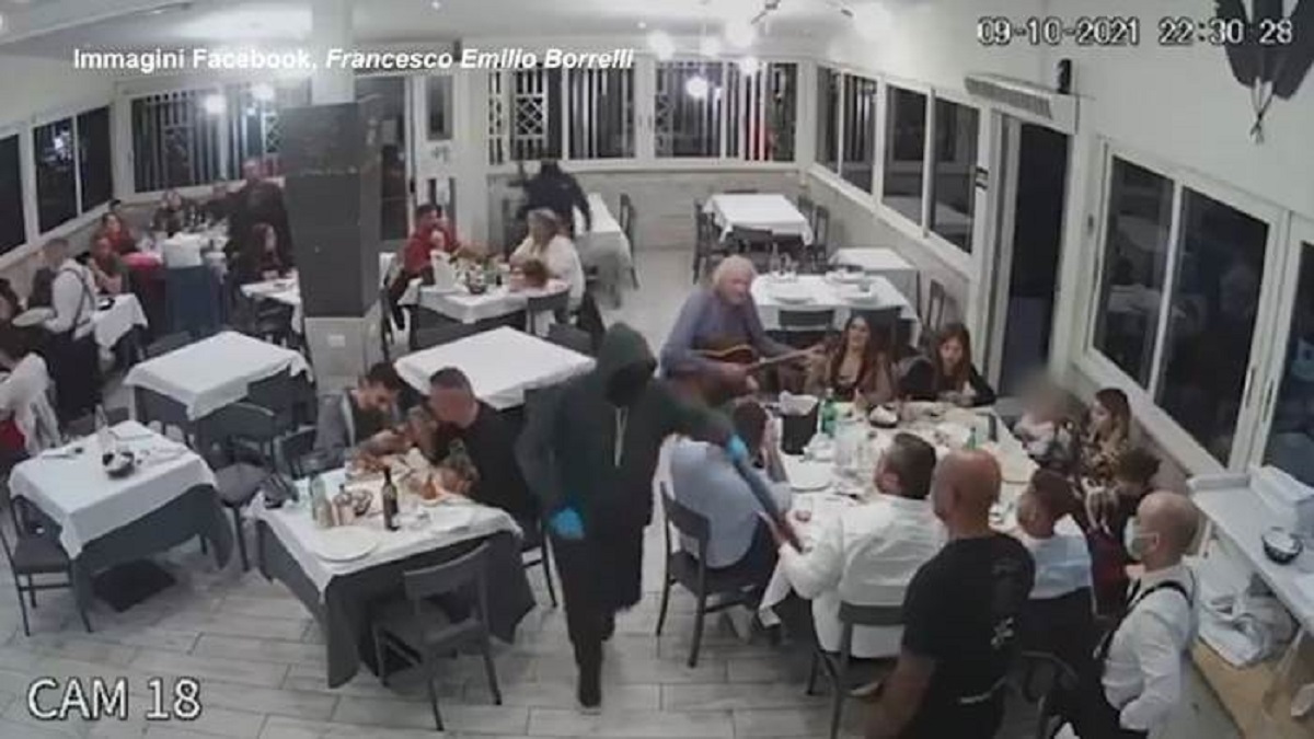 Fucili puntati alla testa dei bambini, la rapina choc nel ristorante a Casavatore VIDEO