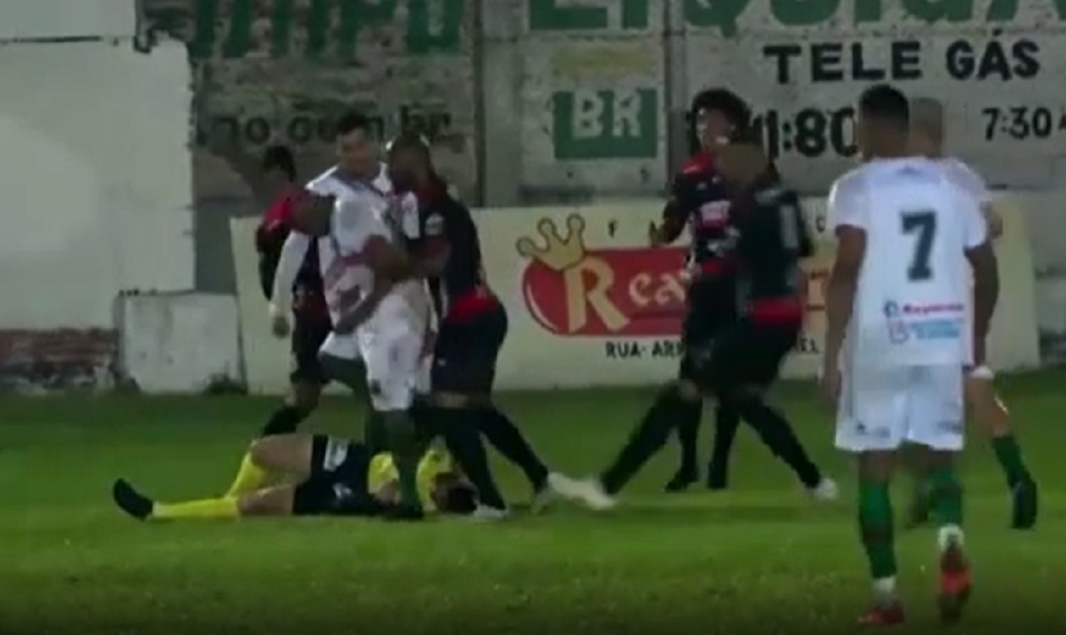 William Ribeiro, calci in testa all'arbitro dopo ammonizione: arrestato per tentato omicidio VIDEO