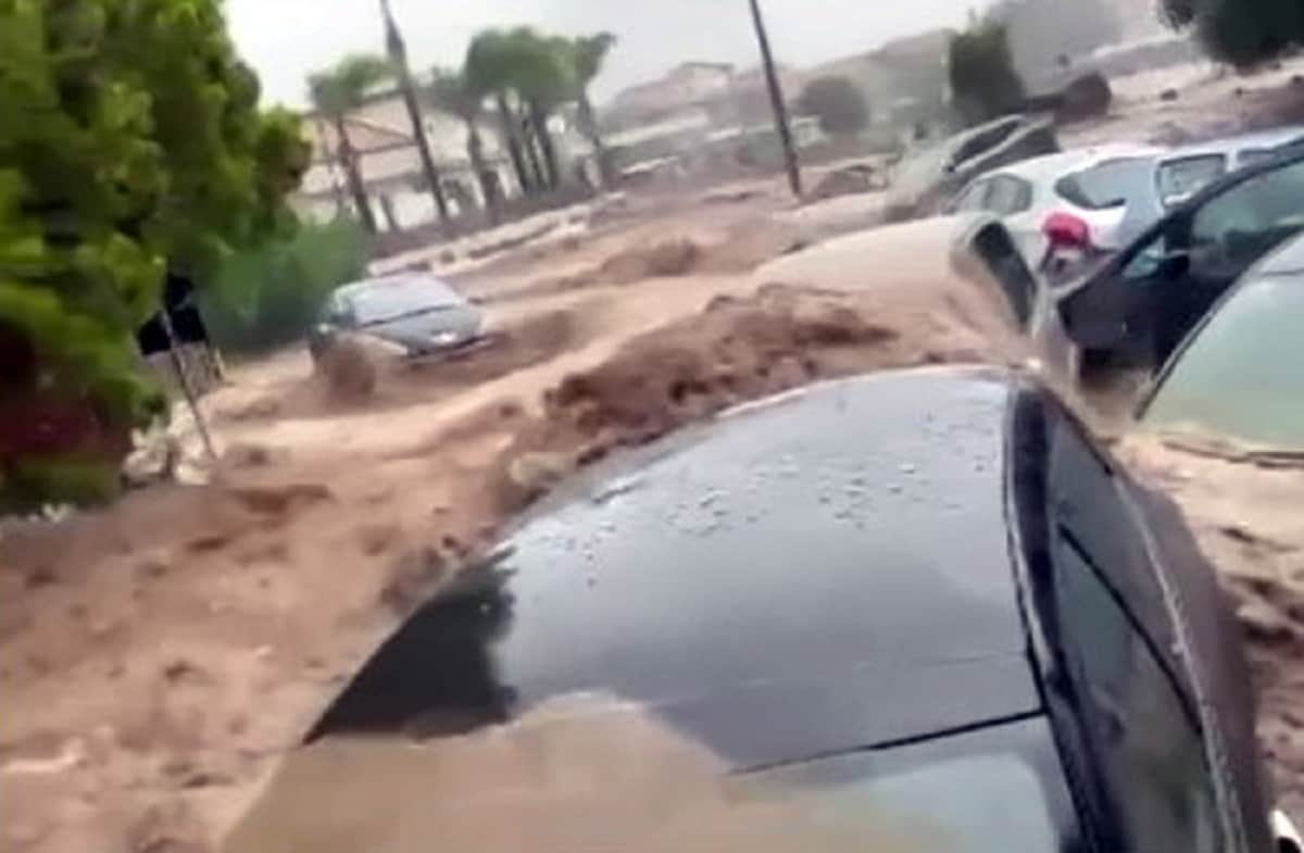 Scordia (Catania): le auto sotto il fango, strade come torrenti causa pioggia, 2 dispersi VIDEOScordia (Catania): le auto sotto il fango, strade come torrenti causa pioggia, 2 dispersi VIDEO