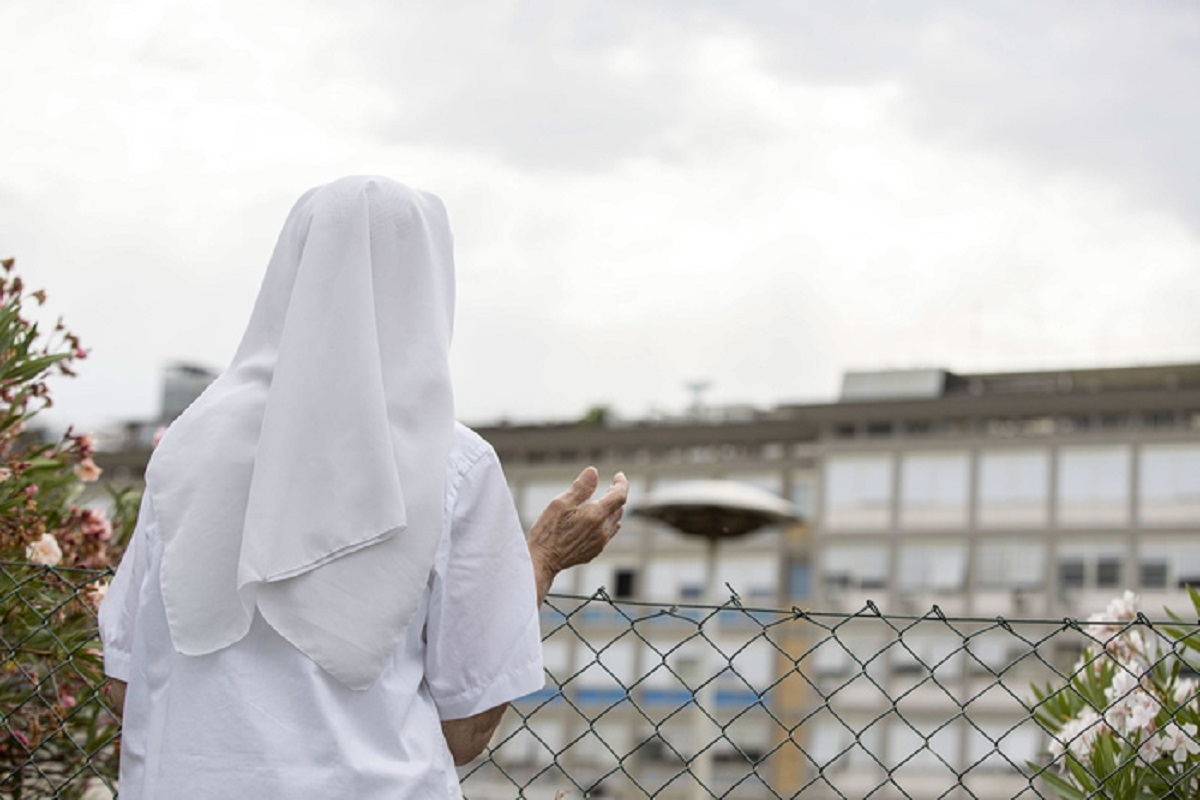 Suora di 85 anni spinta a terra e rapinata da due ragazzi che le rubano anche l'acqua santa