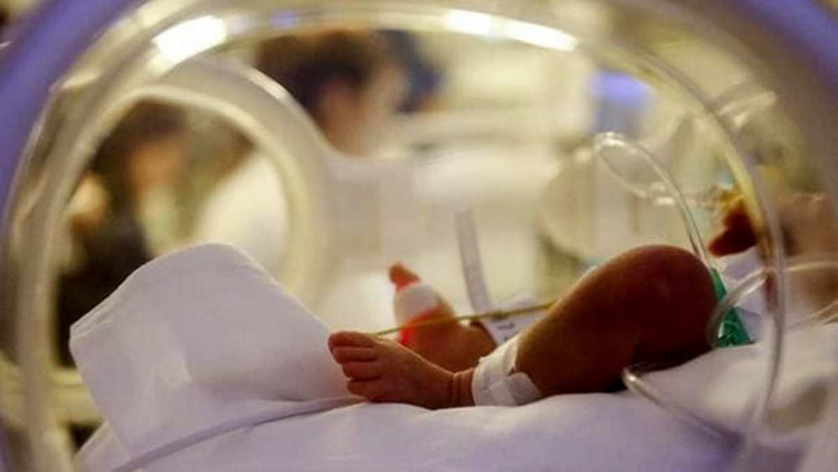 Neonati e Virus Sinciziale, i sintomi della malattia che sta riempiendo gli ospedali: inappetenza, affanno...