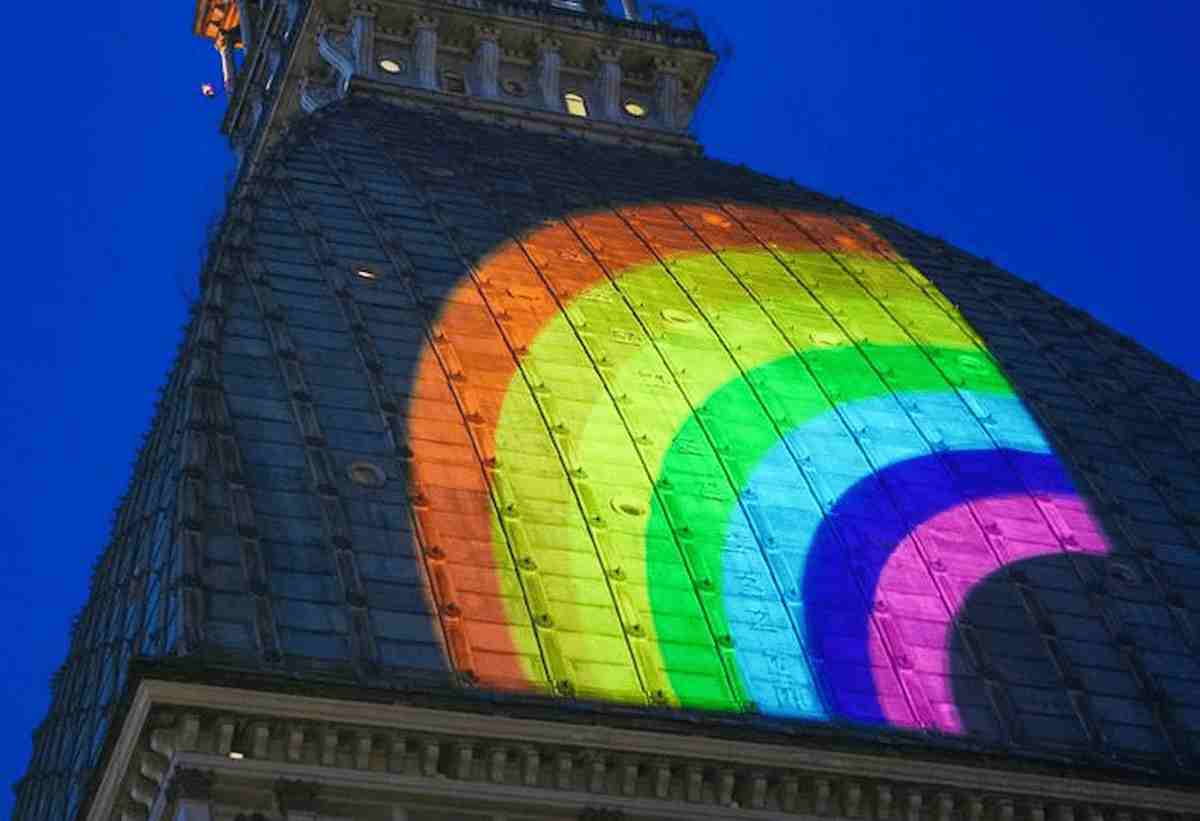 Torino, minacce e insulti omofobi: coppia gay denuncia il condominio. "Siete un cancro per il palazzo"