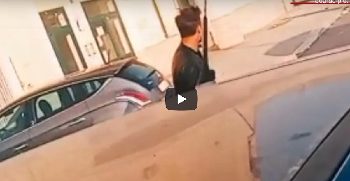 Vittorio Brumotti all'ex Onpi di Foggia, gli gridano: "Vattene! Rubategli la bicicletta" VIDEO