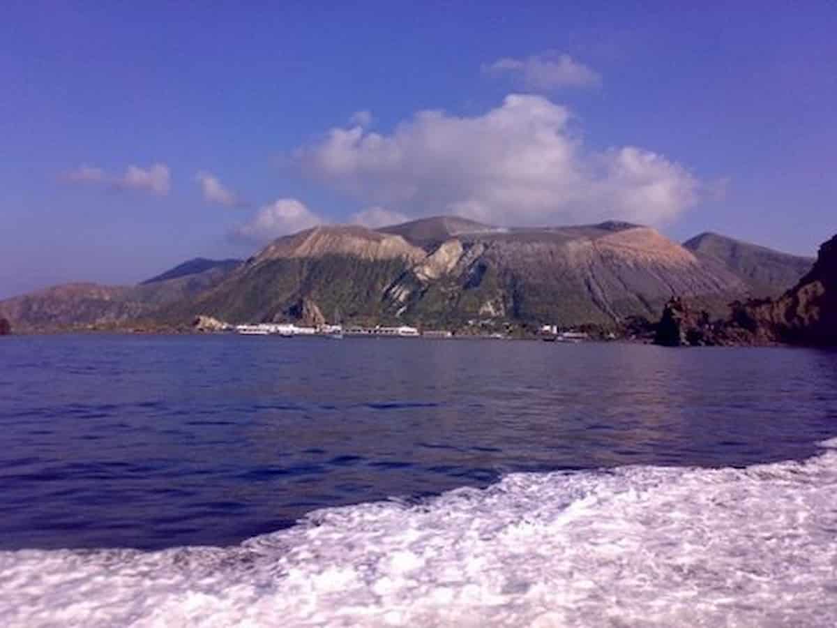 Vulcano (isole Eolie), allerta giallo dopo fumo e scosse a 130 anni dall'ultima eruzione