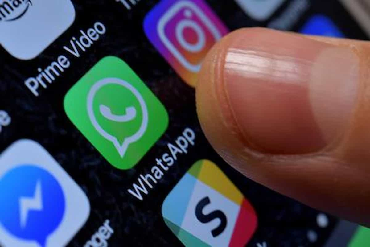 Whatsapp down con Facebook e Instagram il 4 ottobre 2021: colpo alla galassia Zuckerberg. Solo Twitter va