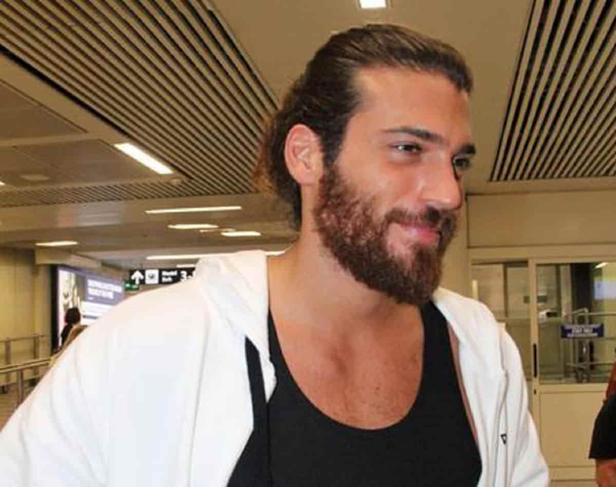 Can Yaman, l'appello della manager alle fan: "Basta citofonargli anche di notte. Rispettate la sua privacy"