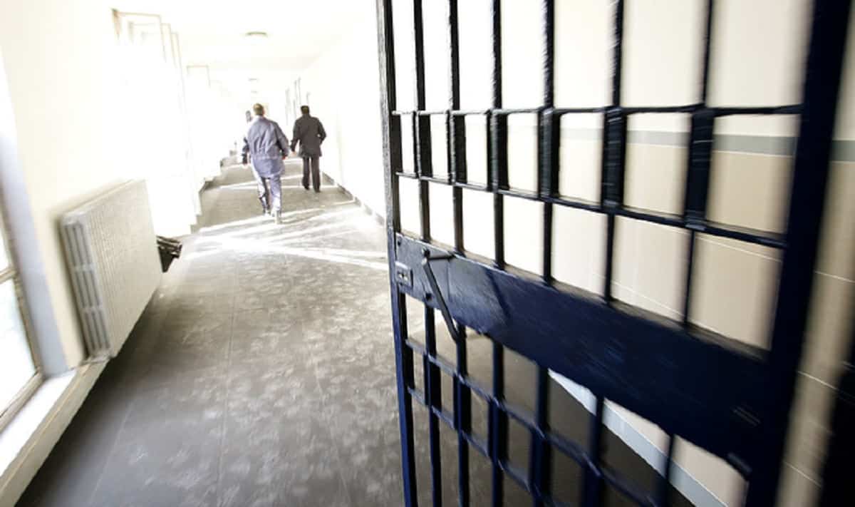 Firenze, poliziotta aggredita nel carcere di Sollicciano: era intervenuta per fermare una rissa tra detenute