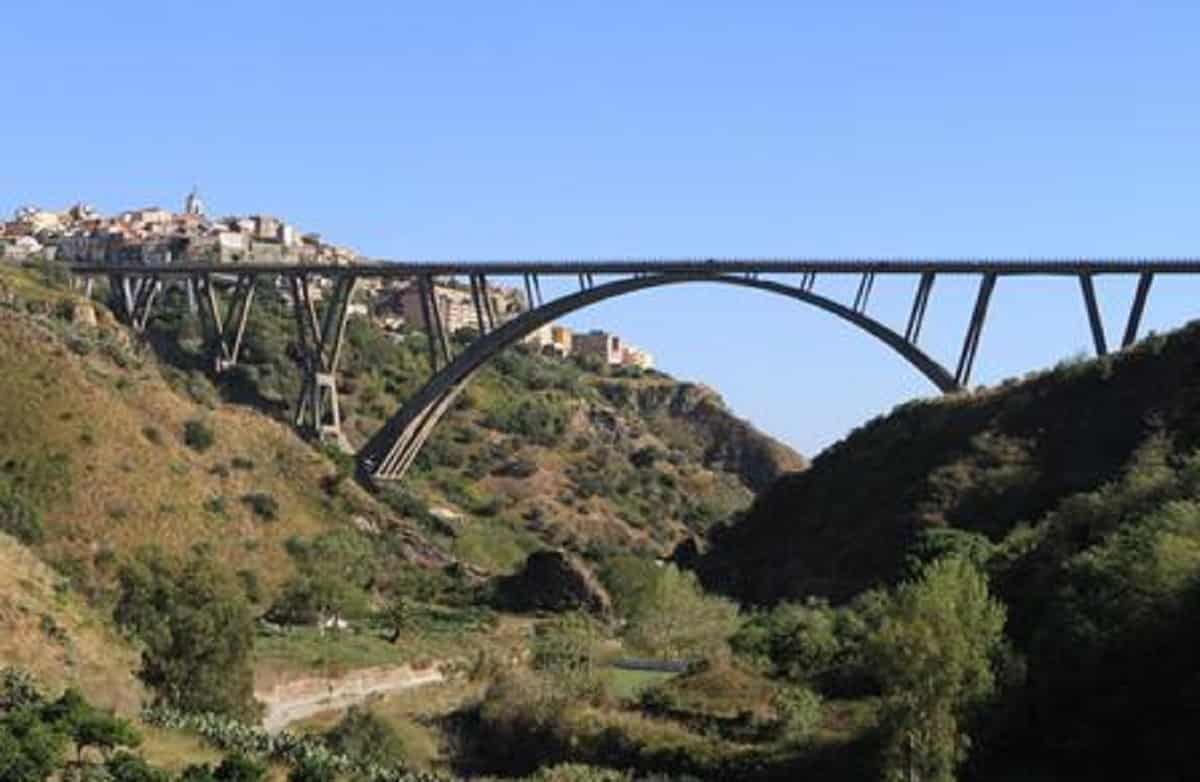 Ponte Morandi di Catanzaro sequestrato, 4 arresti. Le accuse: "Materiali scadenti per la manutenzione"