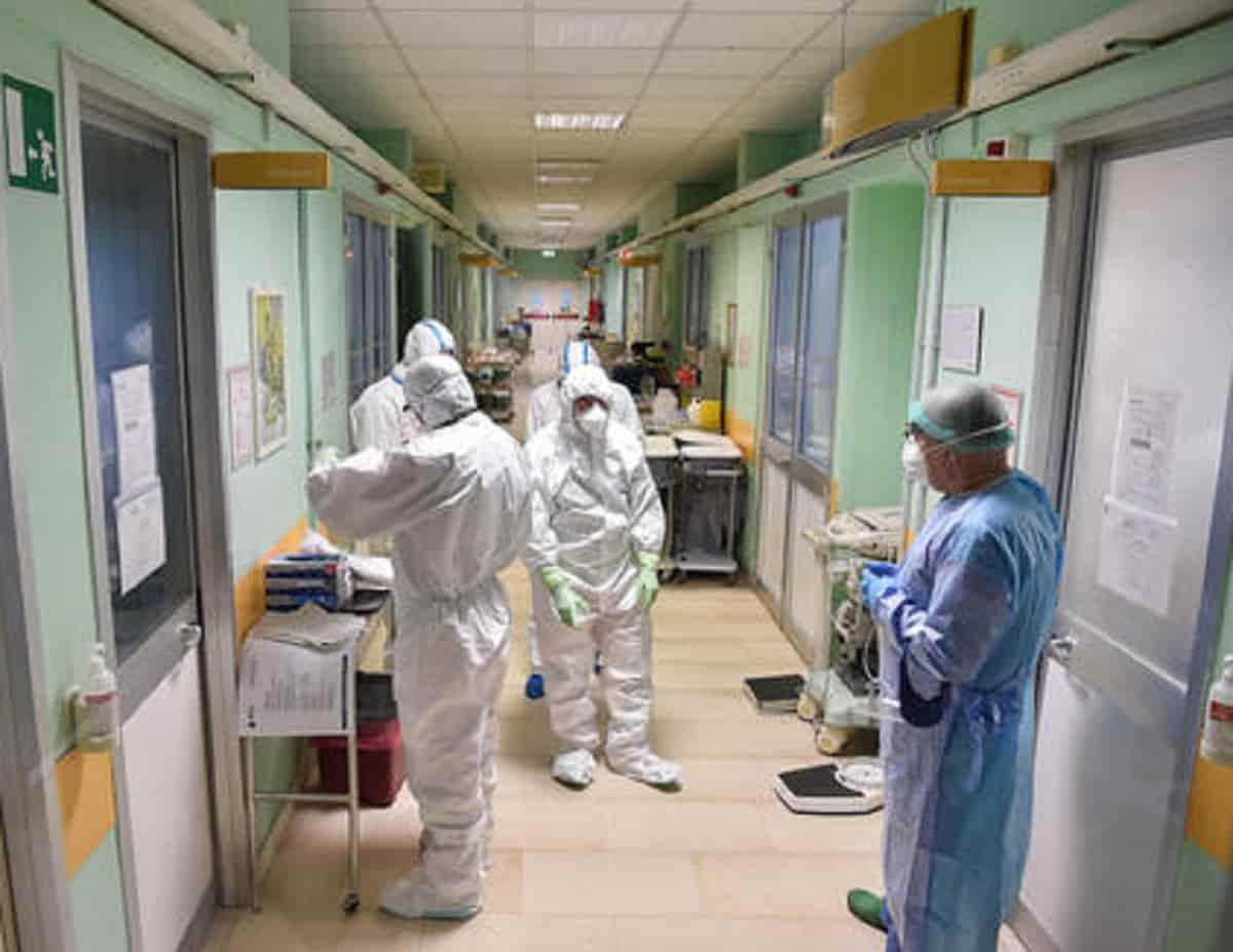 Milano, marito e moglie carabinieri no vax: lui muore a 59 anni, lei (medico) non è grave