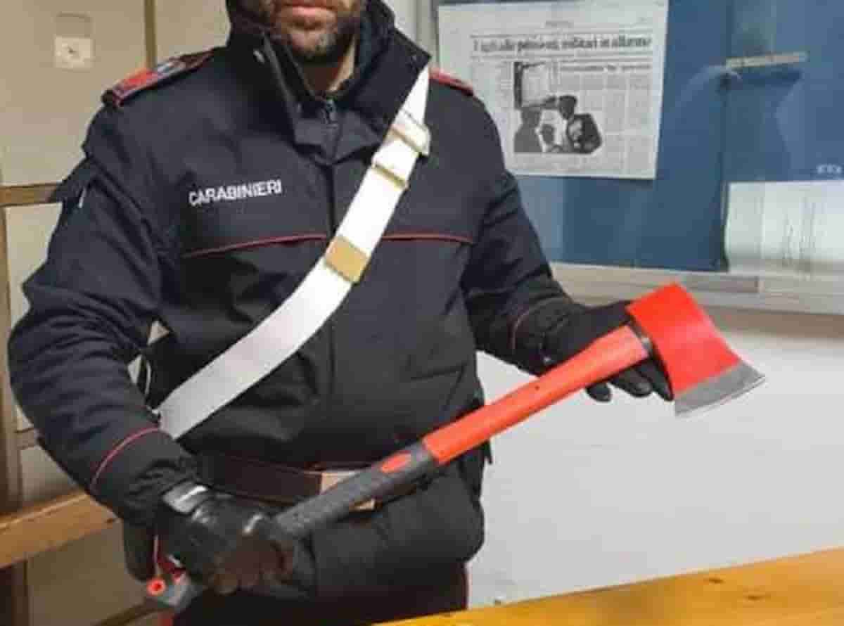 Corridonia, scopre che la figlia è incinta a 19 anni e va a cercare il futuro padre con un'ascia