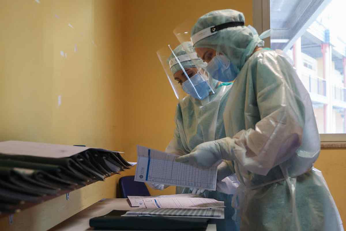 Aumentano casi Covid (+37,7%) e ricoveri (+14,8%), crollano le prime dosi di vaccino: il monitoraggio Gimbe