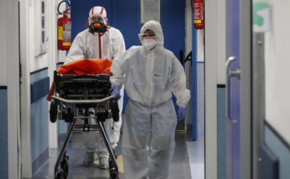 Covid, gli anestesisti: "Senza Green Pass e terzi dosi tra un mese e mezzo la situazione sarà drammatica"