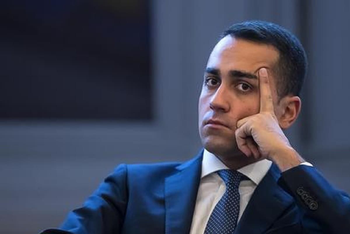 Isis minaccia Luigi Di Maio. La loro rivista pubblica la foto del ministro degli Esteri: "Proclameremo il Califfato con le pallottole"