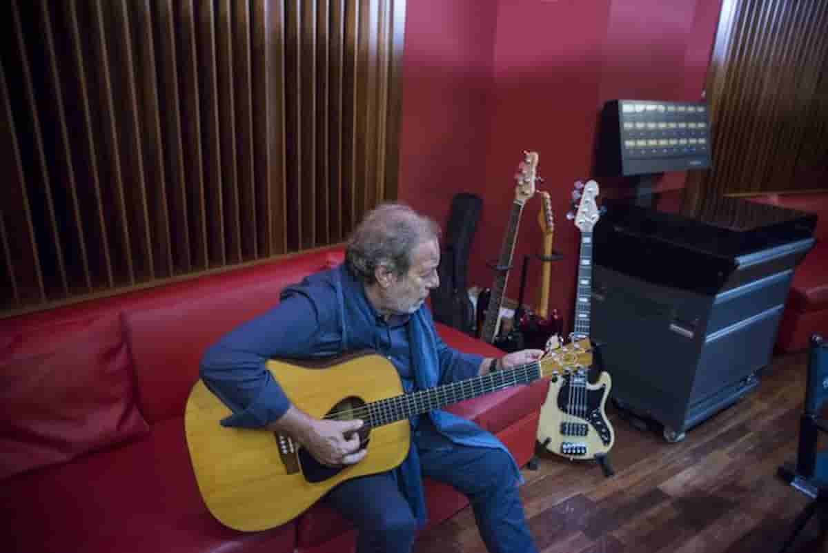 Edoardo De Angelis chi è: età, moglie, figli, canzoni, Lella, vita privata e carriera del cantautore