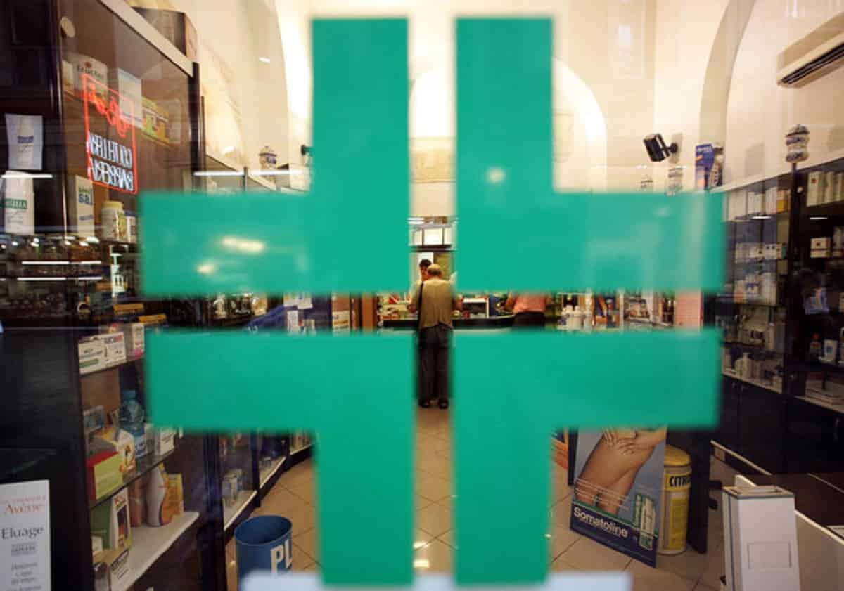 Roma, no vax insulta e sputa contro farmacista: "Sei una schiava della dittatura sanitaria"