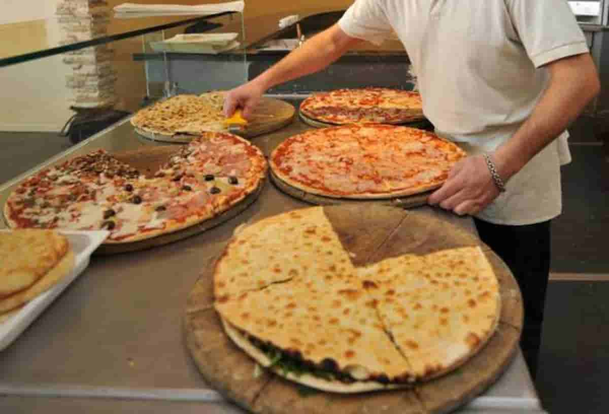 Fidenza, estrae la pistola per farsi fare la pizza: a mangia e la paga regolarmente prima di uscire