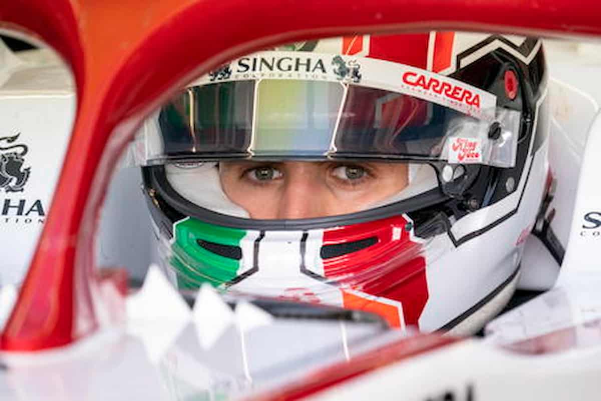 Alfa Romeo: ha scaricato Giovinazzi, l’ultimo pilota italiano. E ha scelto un cinese che porta milioni e tifosi