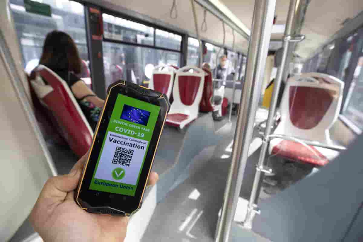 Super Green Pass, ipotesi esercito per i controlli: solo su bus e metro o anche per strada?