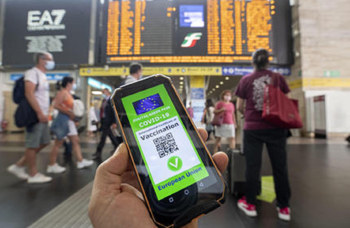 Green Pass, le nuove regole: nelle grandi stazioni controllo a terra. Blocco del treno se a bordo c'è un caso sospetto