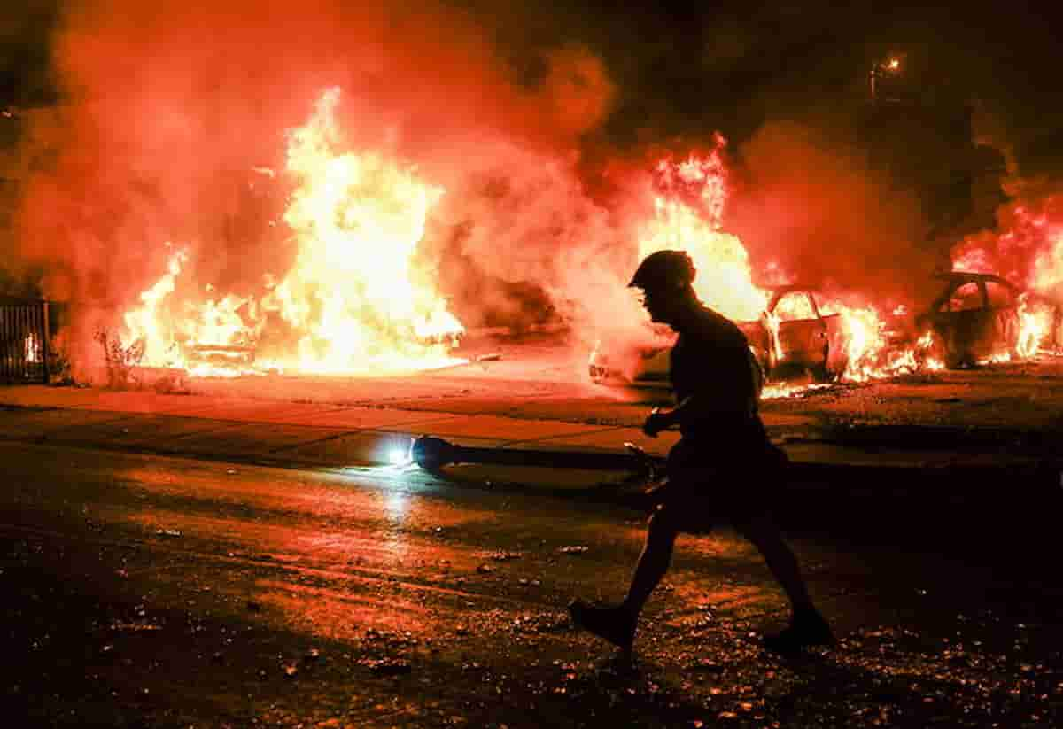 Kenosha, un miliziano nero con mitra fa fuori due manifestanti che lo minacciavano...