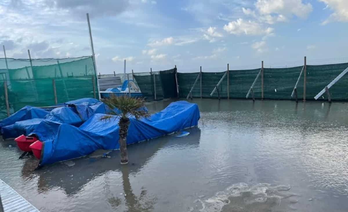 Maltempo Toscana, pioggia vento e mareggiate: allerta gialla. Viareggio, il mare arriva alle cabine