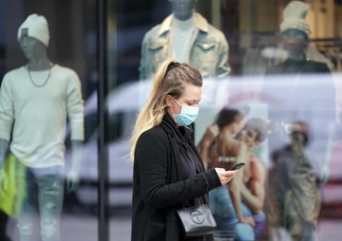 Milano obbligo mascherina aperto